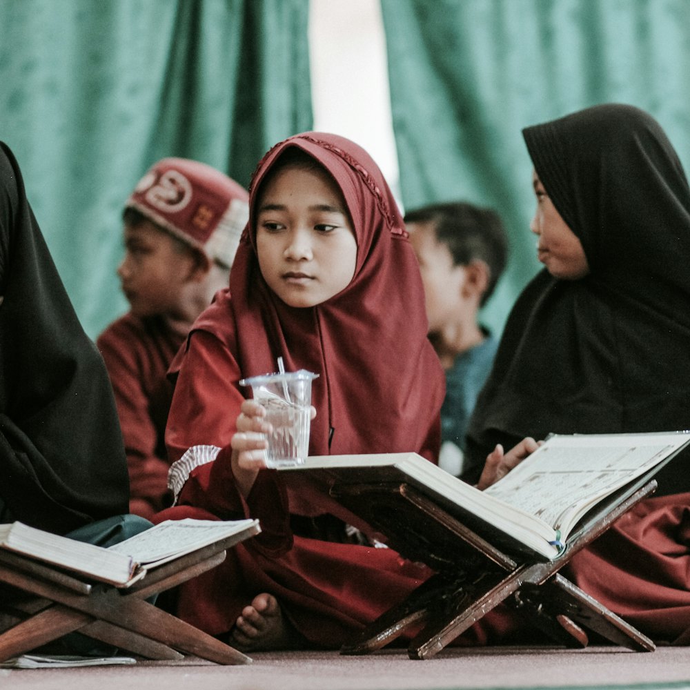 Santriwati mengaji bersama di serambi